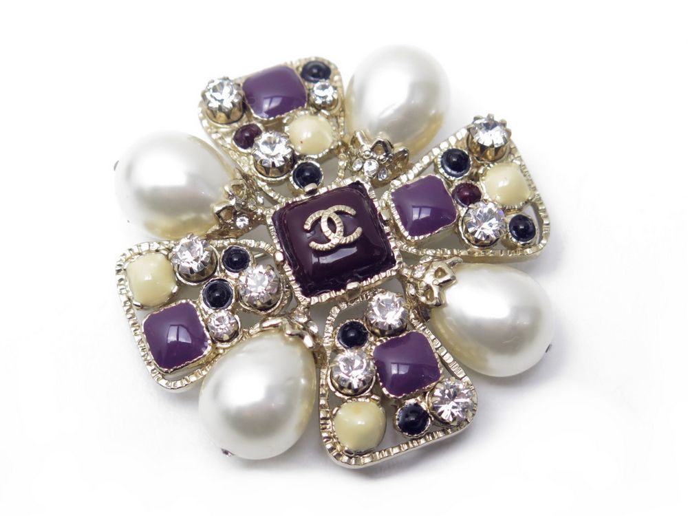 Neuf broche CHANEL croix en metal dore avec perles - Authenticité garantie  - Visible en boutique