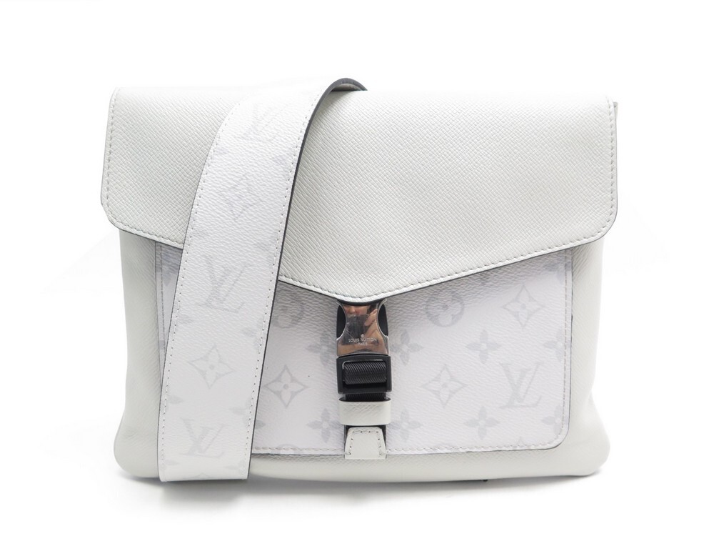 Sac Messenger Outdoor Louis Vuitton en coloris Blanc